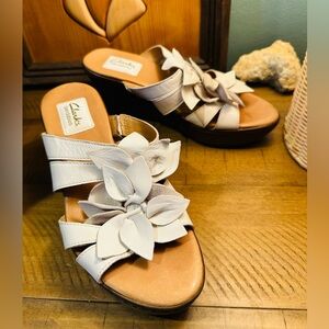 Clarks Bendable’s Women's Leather White Floral Wedge Sandals Size 7M